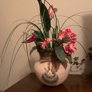 Floral Centerpiece in Ceramic Vase w/Shell